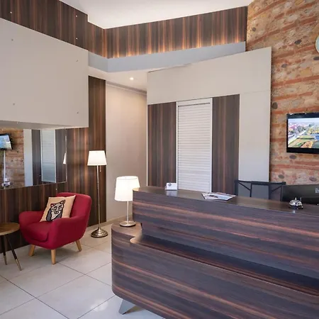 The Originals City, Mondial, Otel